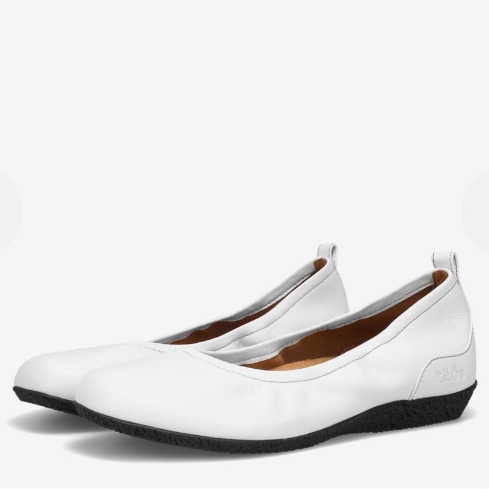 NEW‎ TAOS Chit Chat White Shoes Size 10